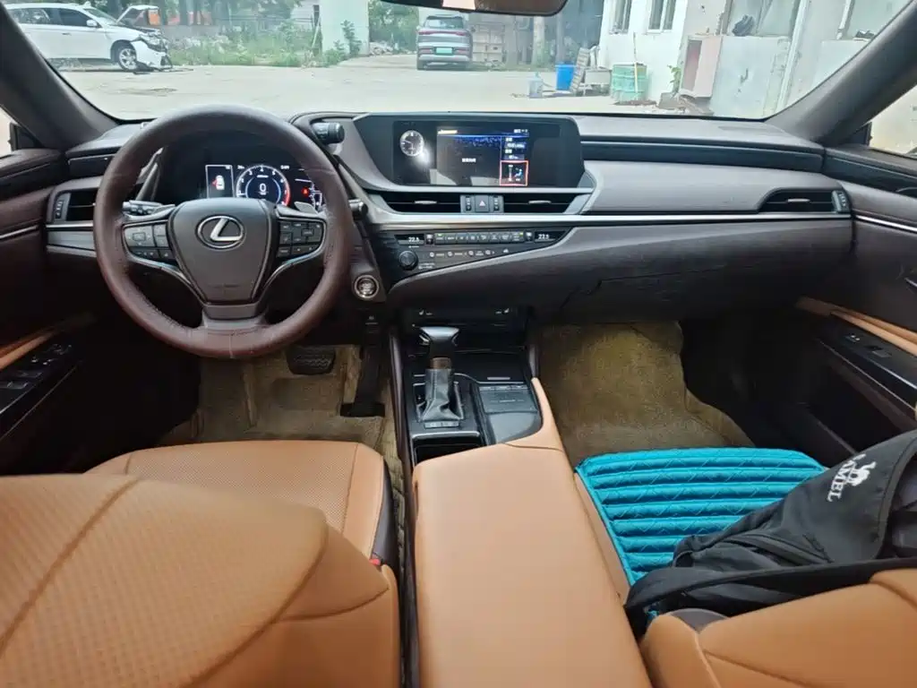 Lexus ES 2020 — фото 10