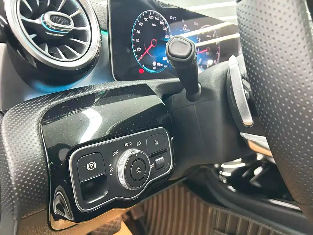 Mercedes-Benz A-Class 2019 — фото 11