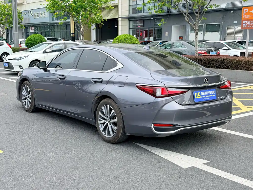 Lexus ES 2020 — фото 6