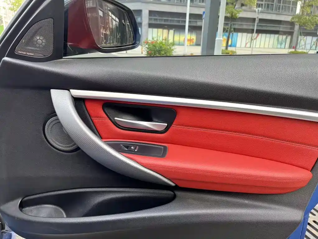 BMW 3 Series 2018 — фото 13