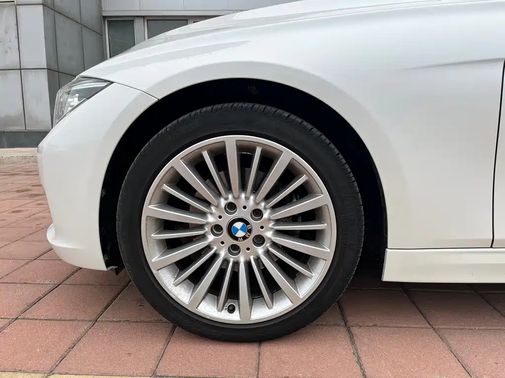 BMW 3 Series 2018 — фото 21