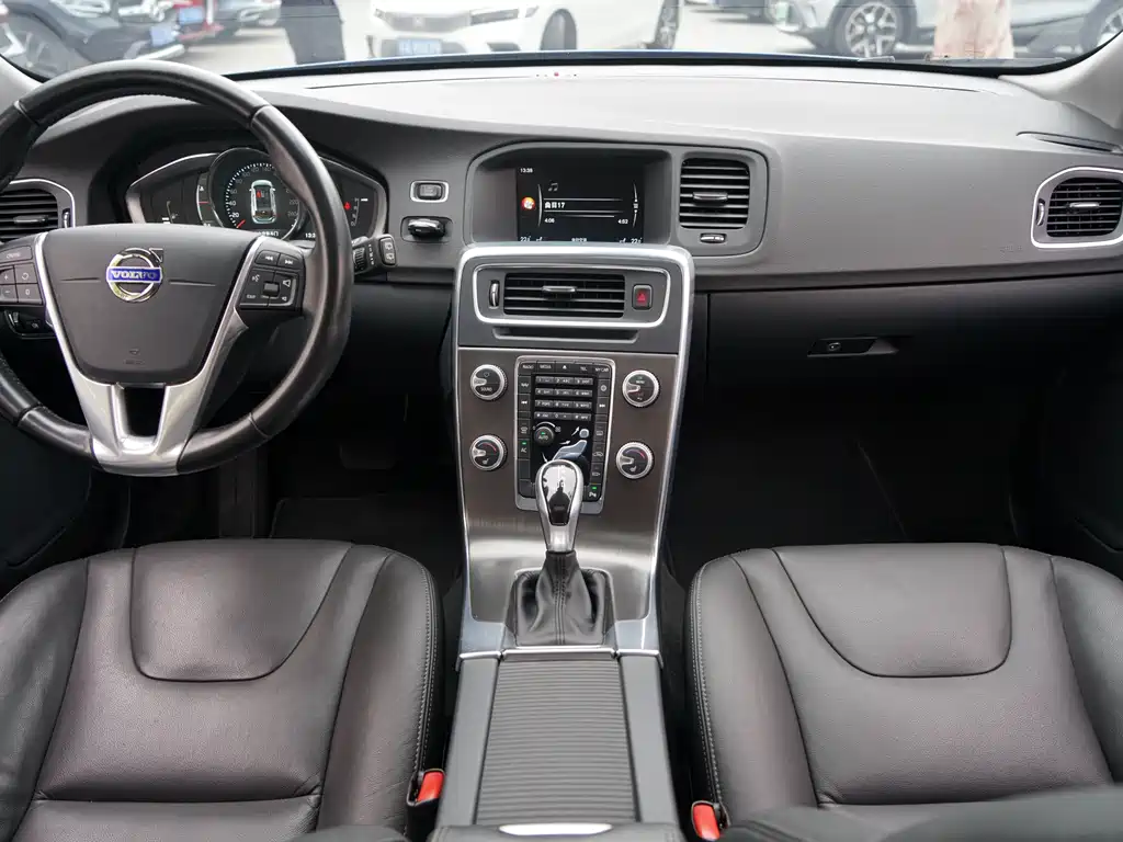 Volvo V60 2016 — фото 14