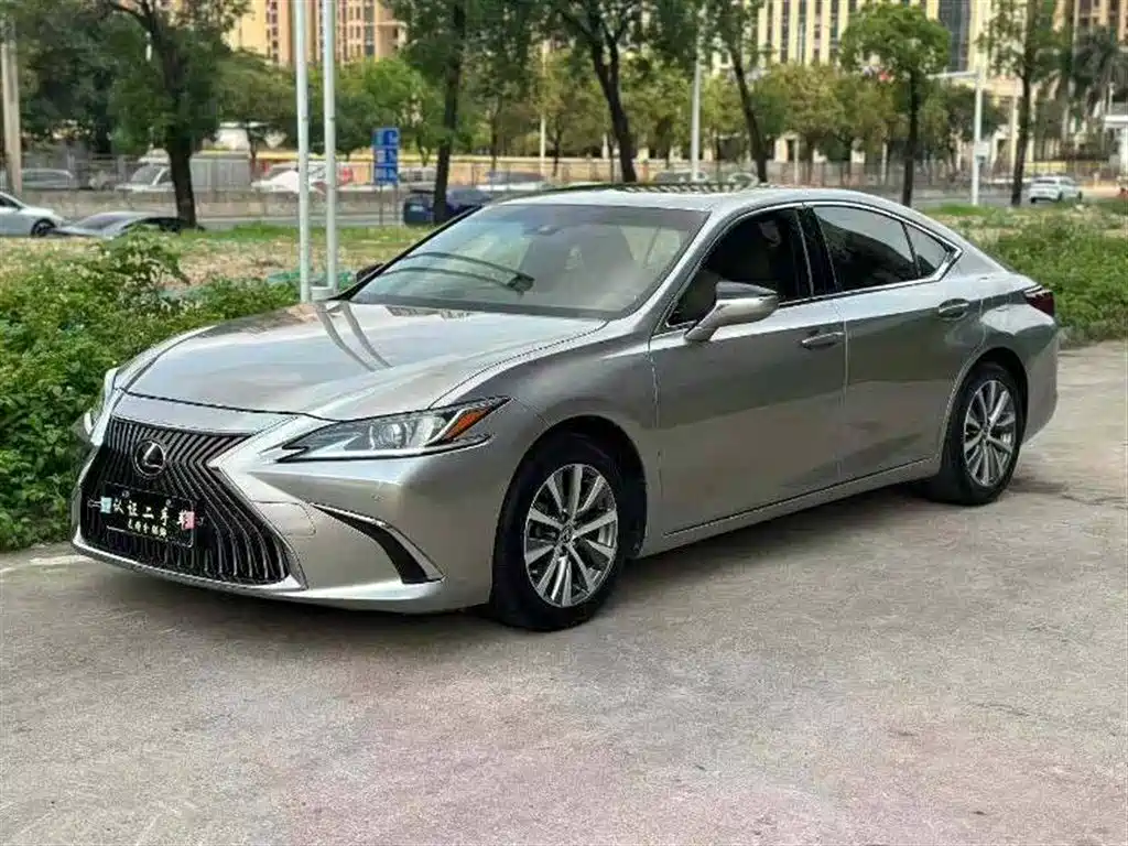 Lexus ES 2018 — фото 1