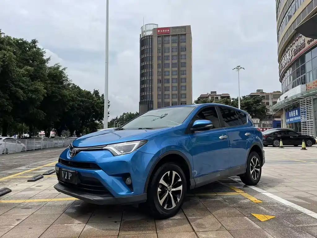 Toyota RAV4 2017 — фото 3