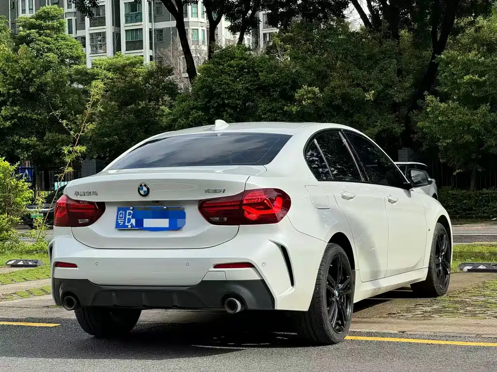 BMW 1 Series 2023 — фото 16