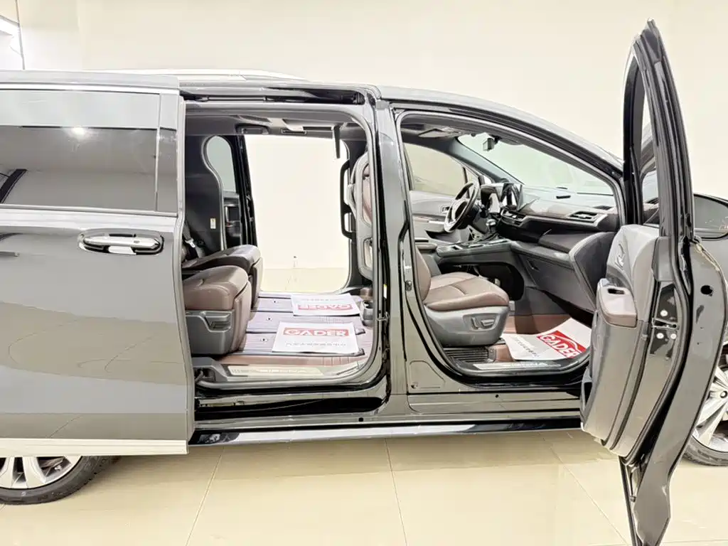 Toyota Sienna 2023 — фото 18