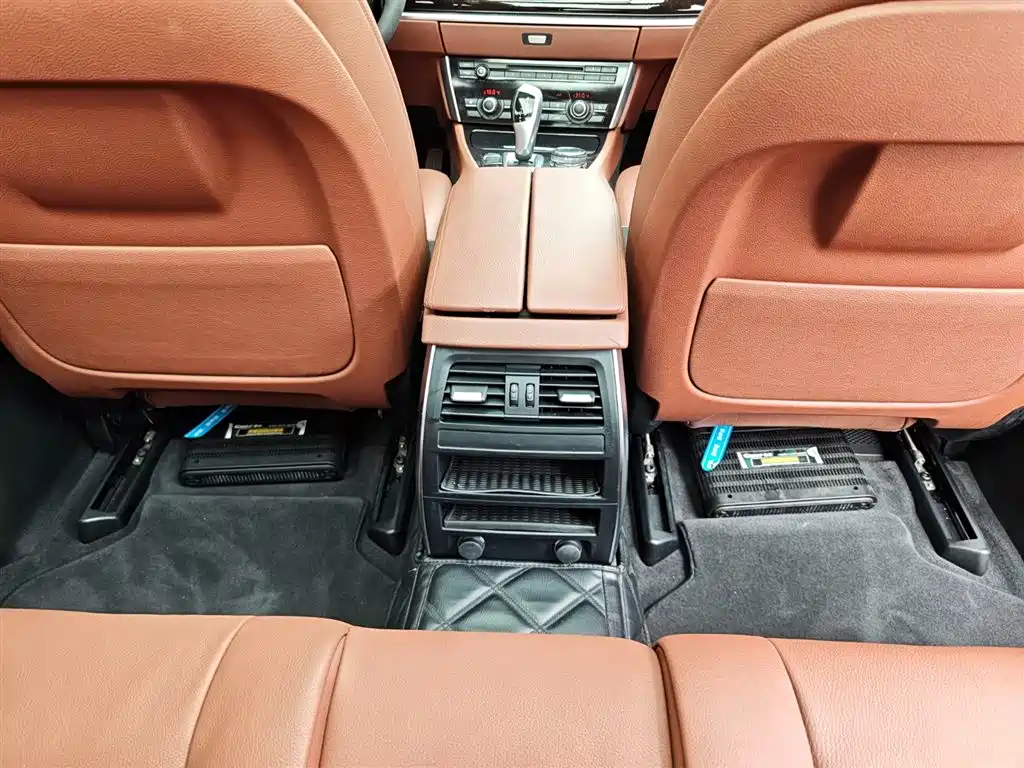 BMW 5 Series GT 2014 — фото 22