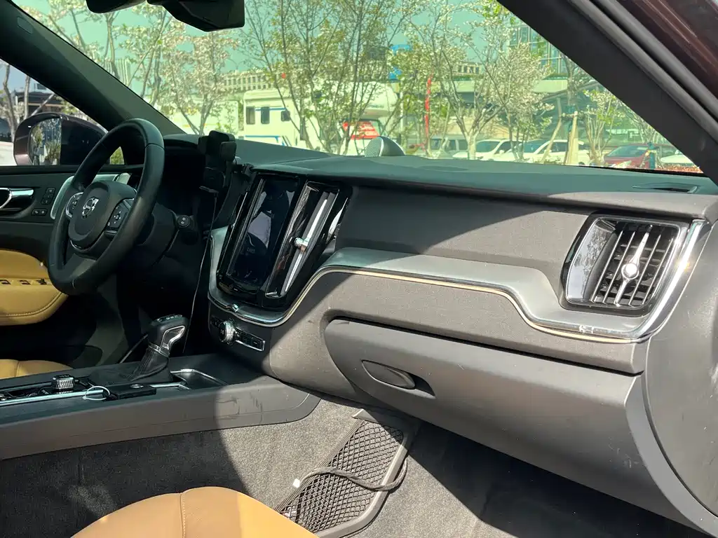 Volvo XC60 2019 — фото 15