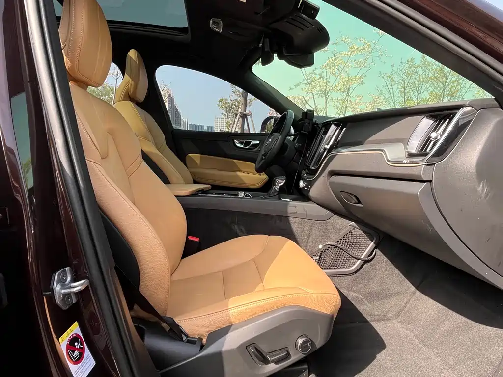 Volvo XC60 2019 — фото 14