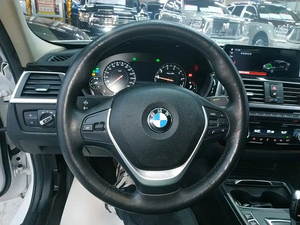 BMW 3 Series 2018 — фото 11