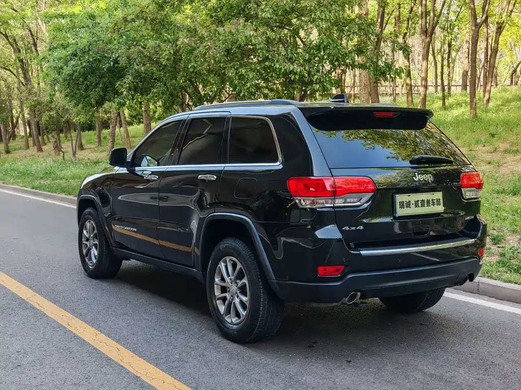 Jeep Grand Cherokee 2017 — фото 12