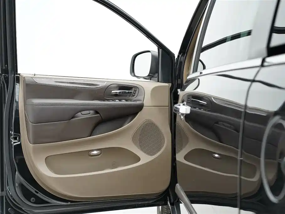 Chrysler Grand Voyager 2017 — фото 13