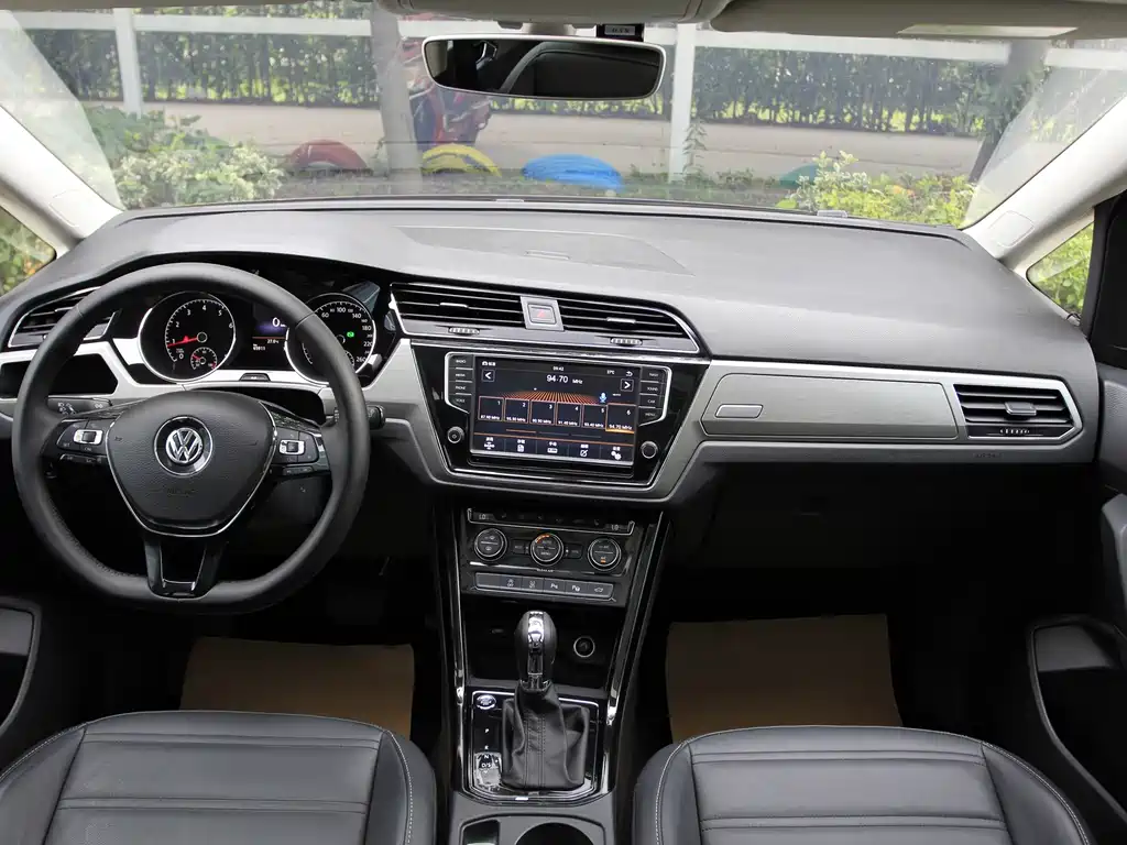 Volkswagen Touran 2017 — фото 20