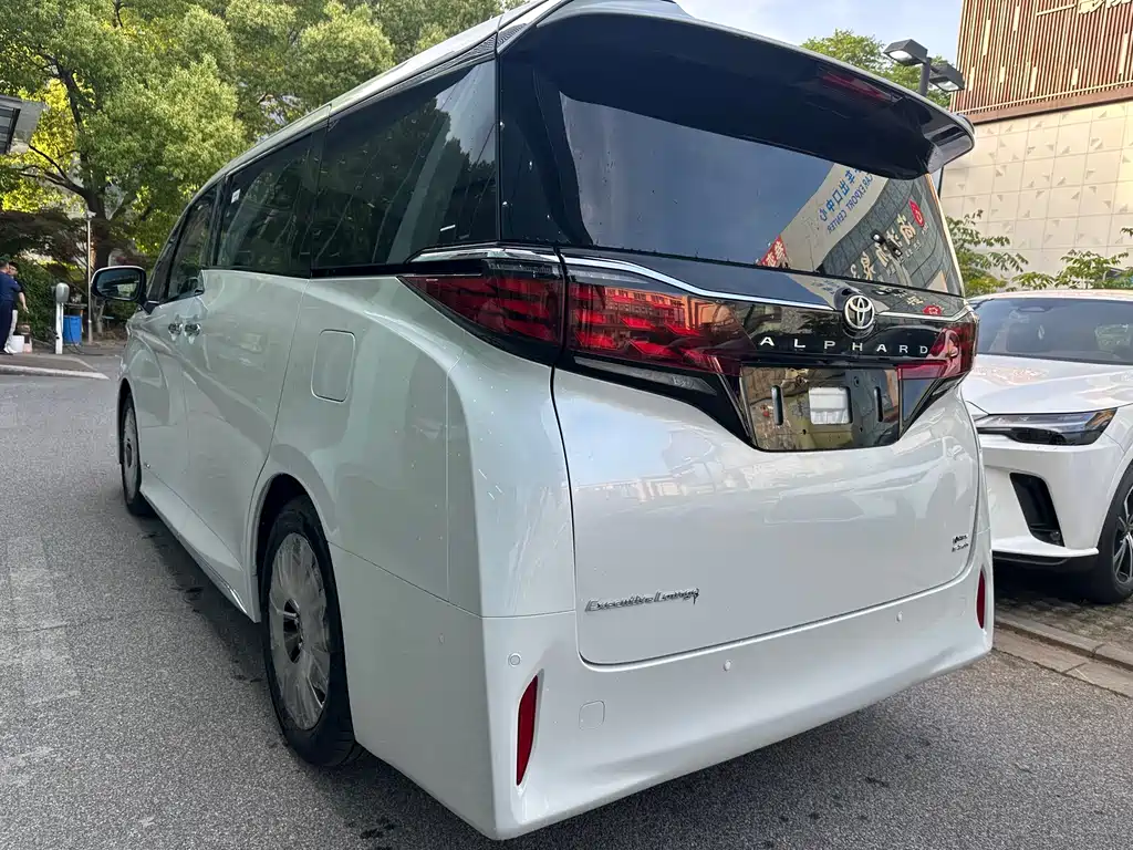 Toyota Alphard — фото 13