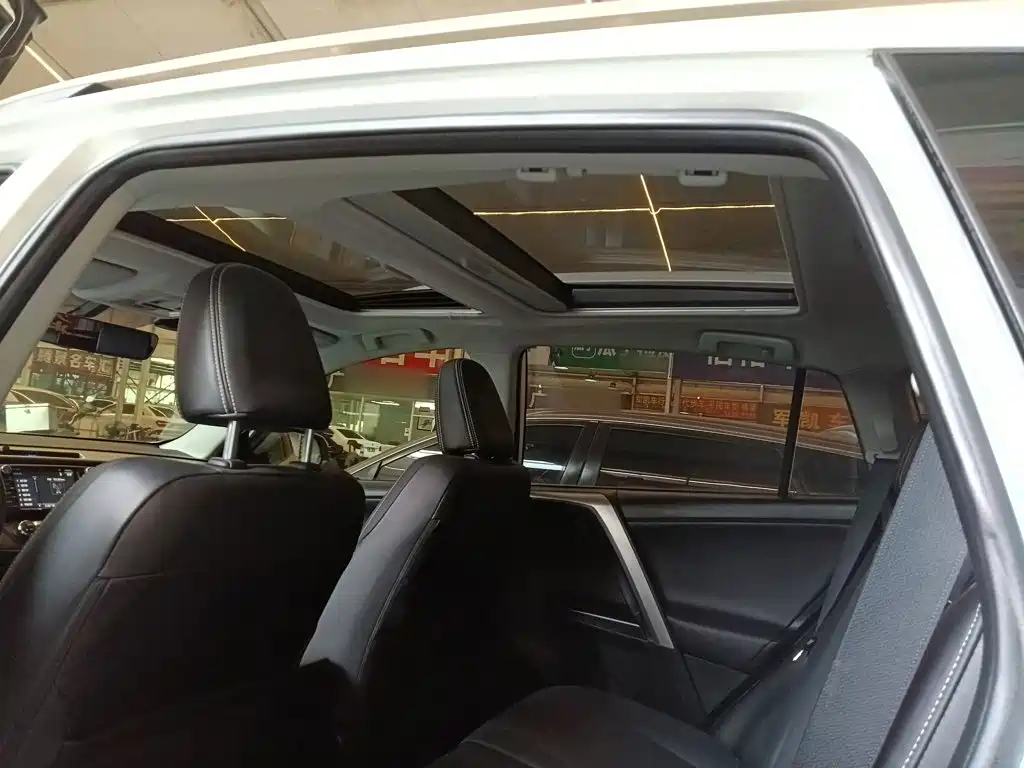Toyota RAV4 2016 — фото 17