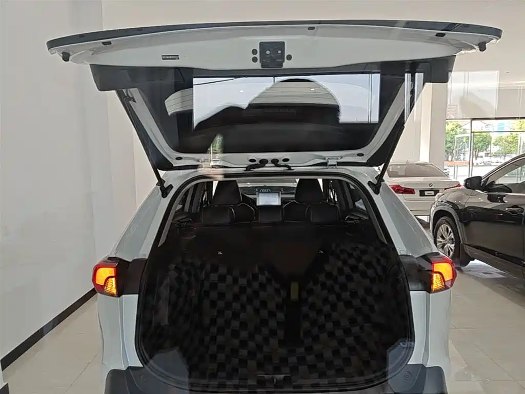 Toyota RAV4 2022 — фото 19