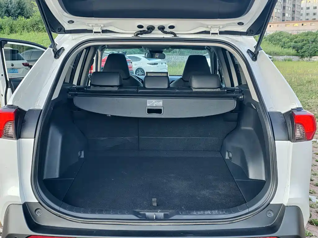 Toyota RAV4 2023 — фото 20