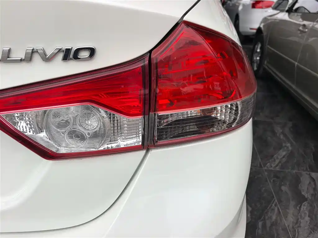 Suzuki Alivio 2016 — фото 24