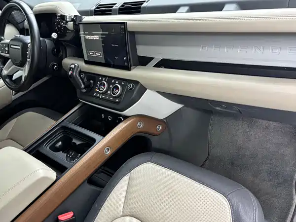 Land Rover Defender 2022