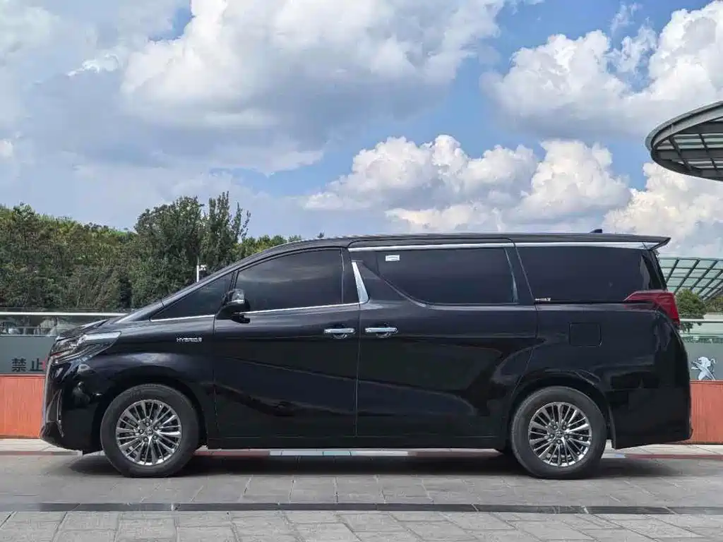 Toyota Alphard 2022 — фото 16