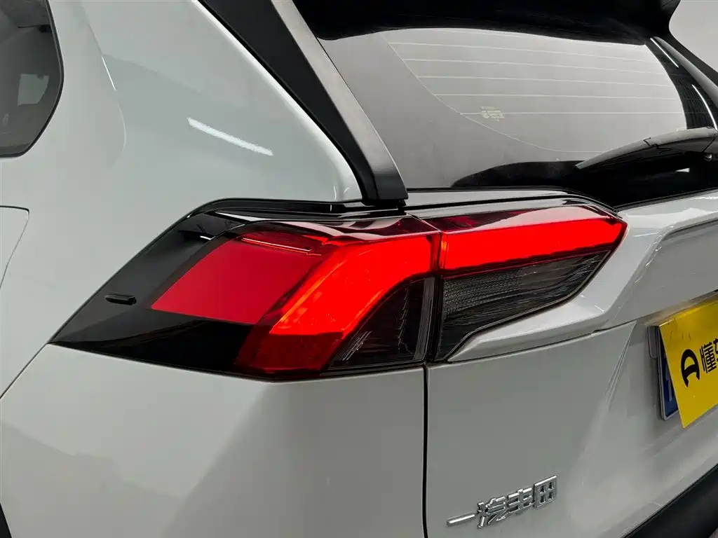Toyota RAV4 2022 — фото 10