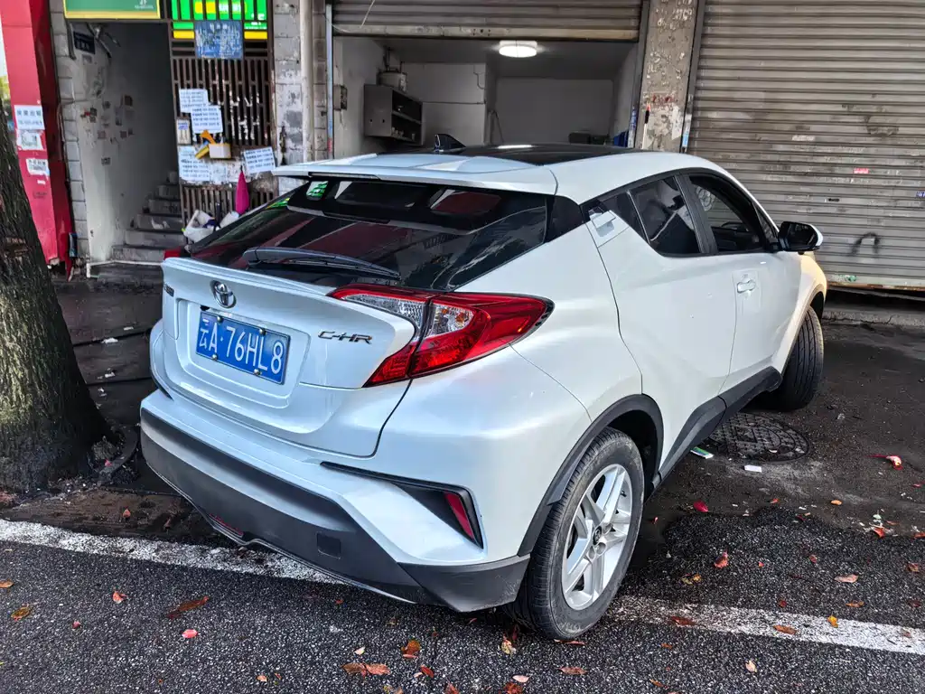 Toyota C-HR 2023 — фото 11