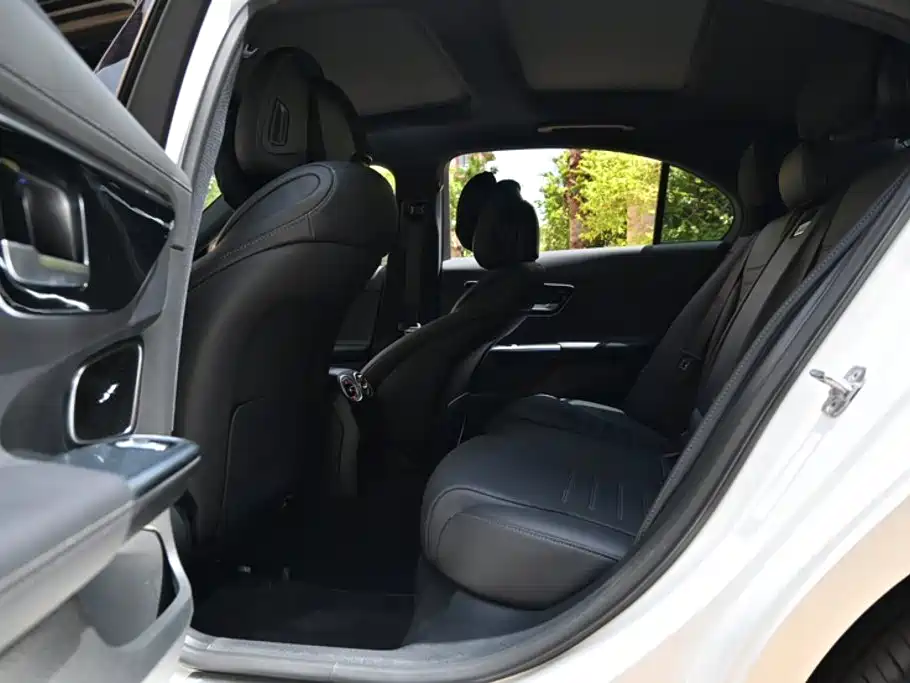 Mercedes-Benz C-Class 2025 — фото 22