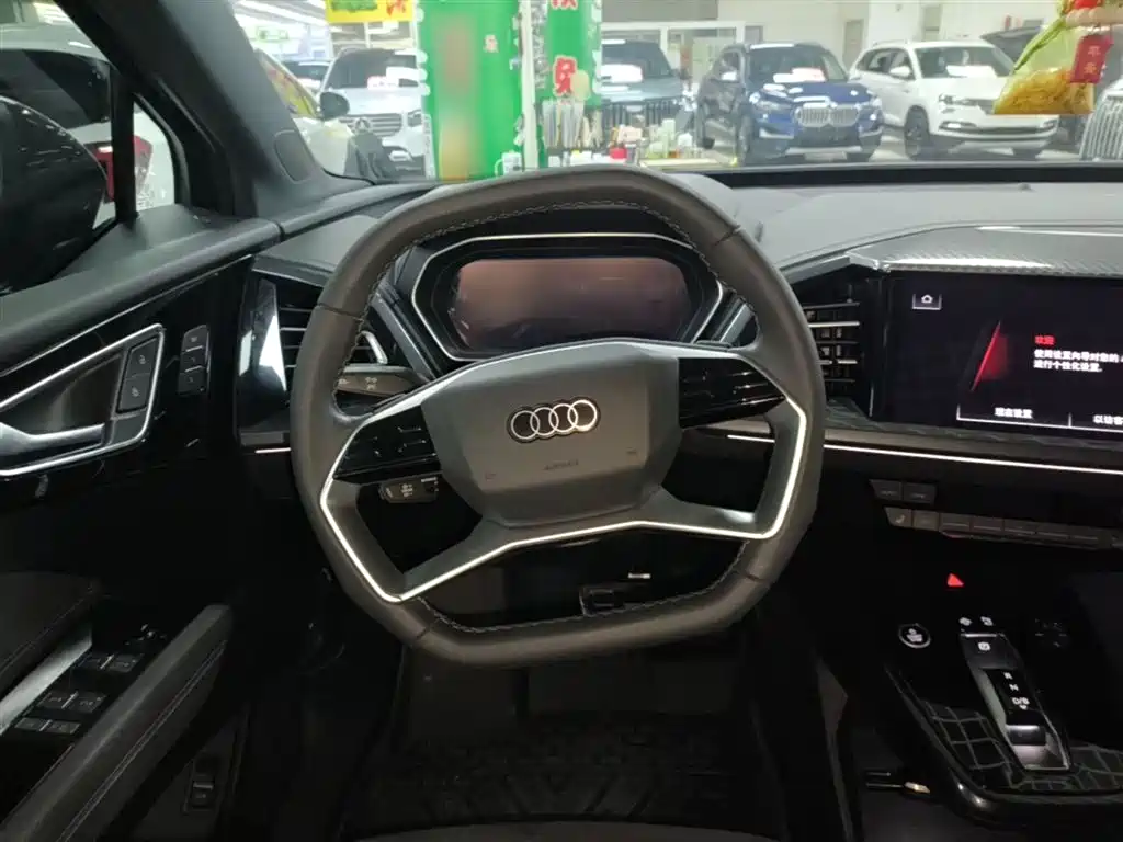 Audi Q4 e-tron 2023 — фото 11