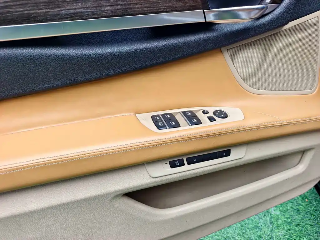 BMW 7 Series 2010 — фото 11