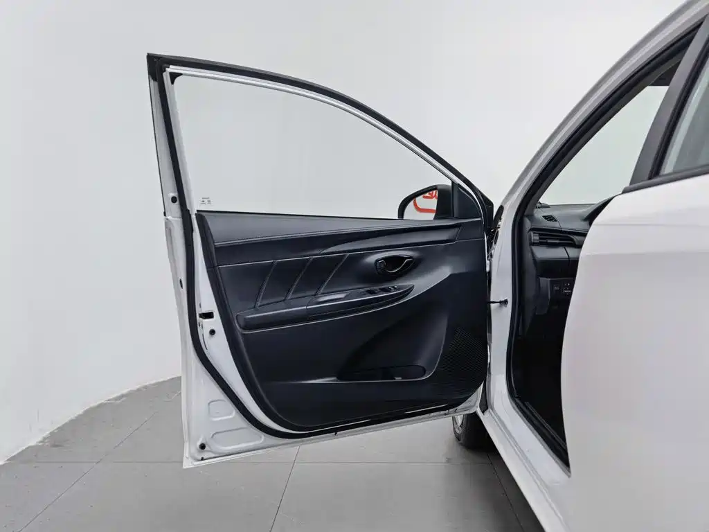 Toyota Yaris L 2019 — фото 8