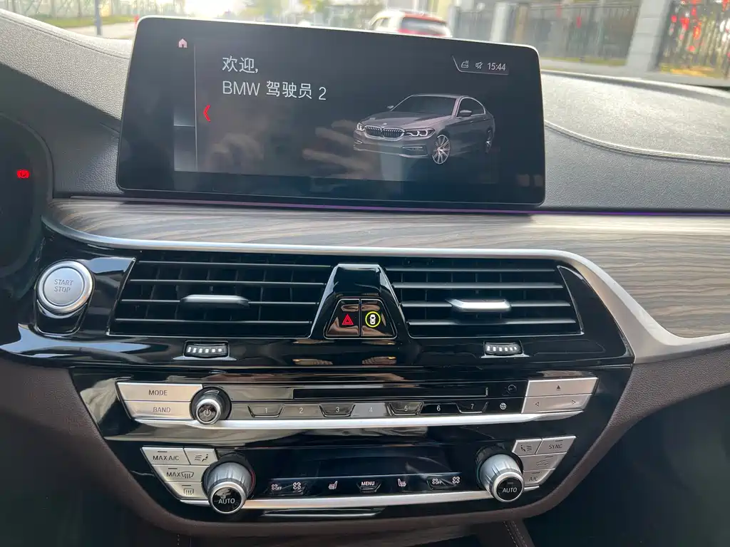 BMW 5 Series New Energy 2019 — фото 12