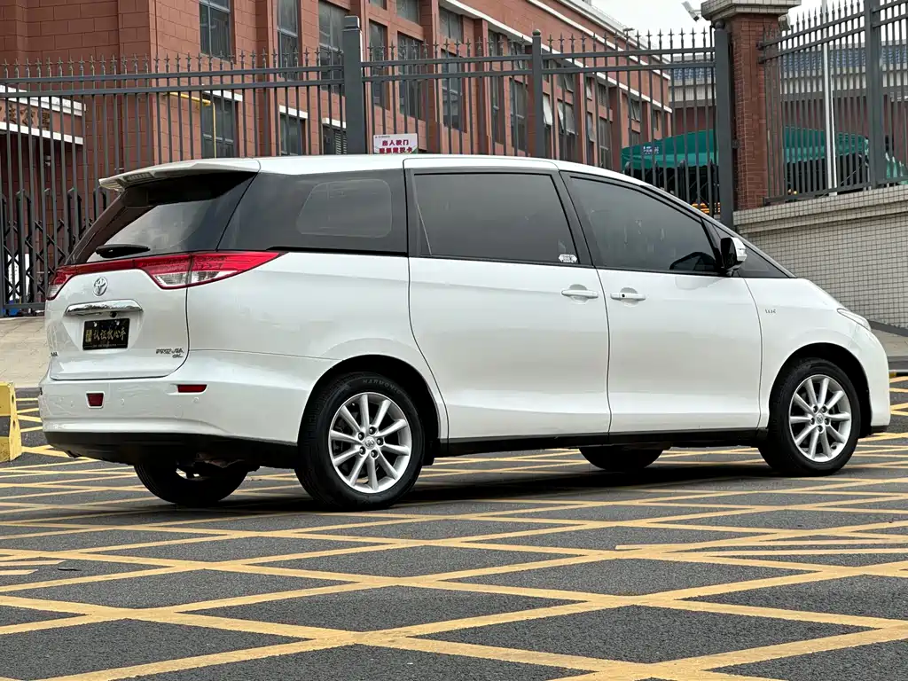 Toyota Previa 2017 — фото 6