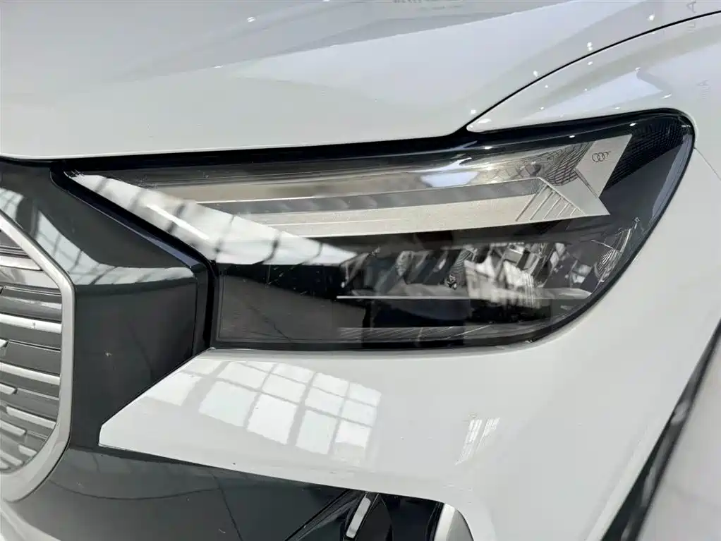 Audi Q4 e-tron 2023 — фото 17