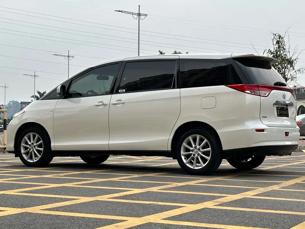 Toyota Previa 2017 — фото 8