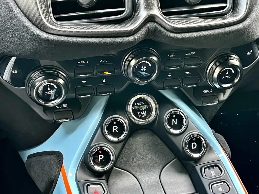 Aston Martin V8 Vantage 2020 — фото 17