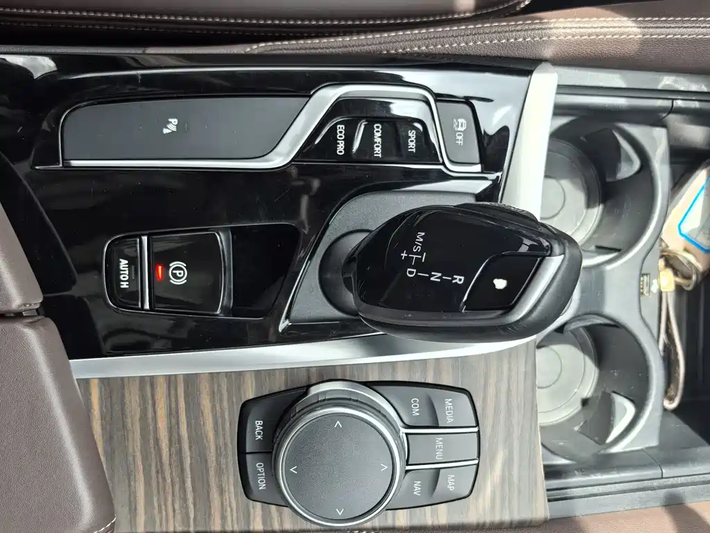 BMW 5 Series 2019 — фото 12