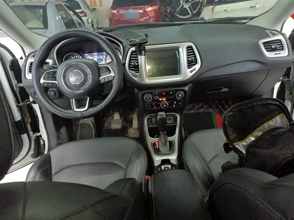 Jeep Compass 2018 — фото 10