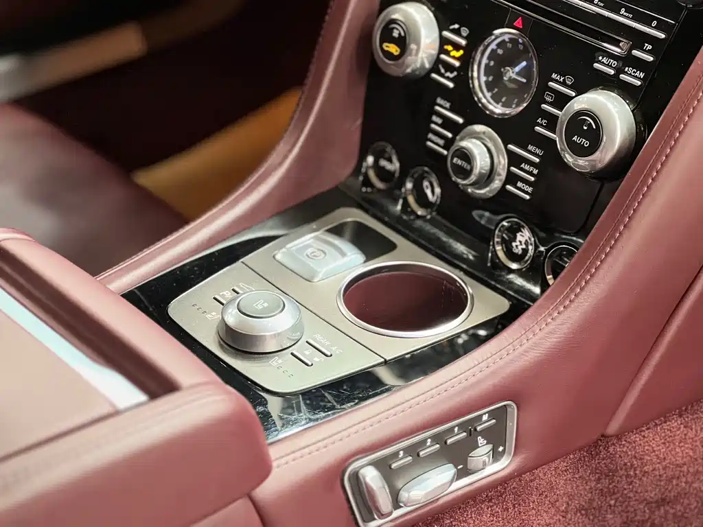 Aston Martin Rapide 2018 — фото 21