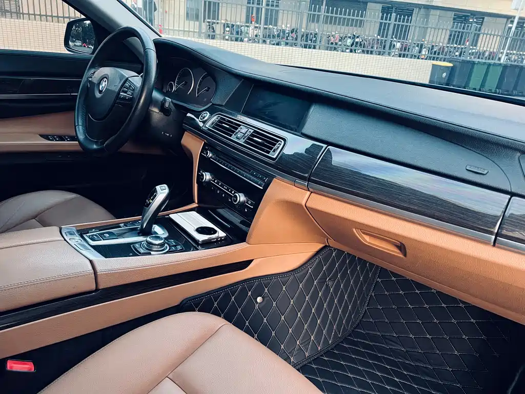 BMW 7 Series 2012 — фото 12