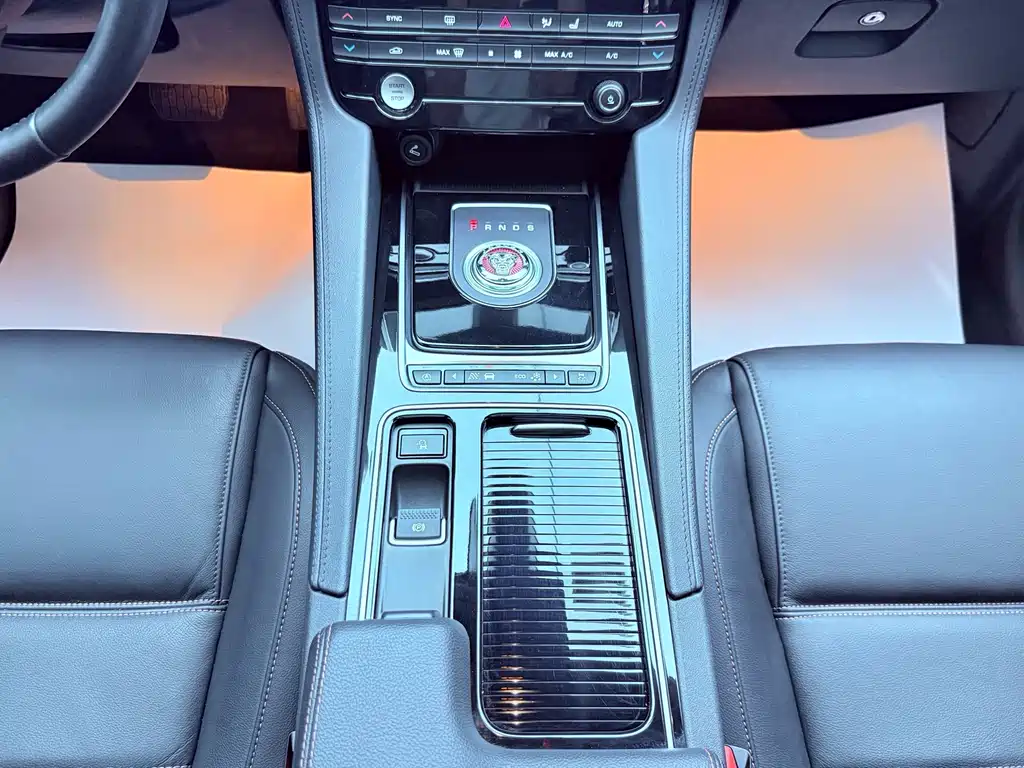 Jaguar F-PACE 2021 — фото 18