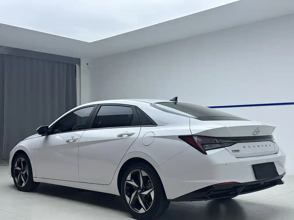 Hyundai Elantra 2023 — фото 4
