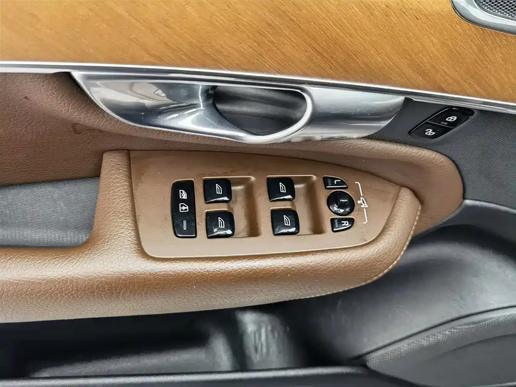Volvo XC90 2020 — фото 9