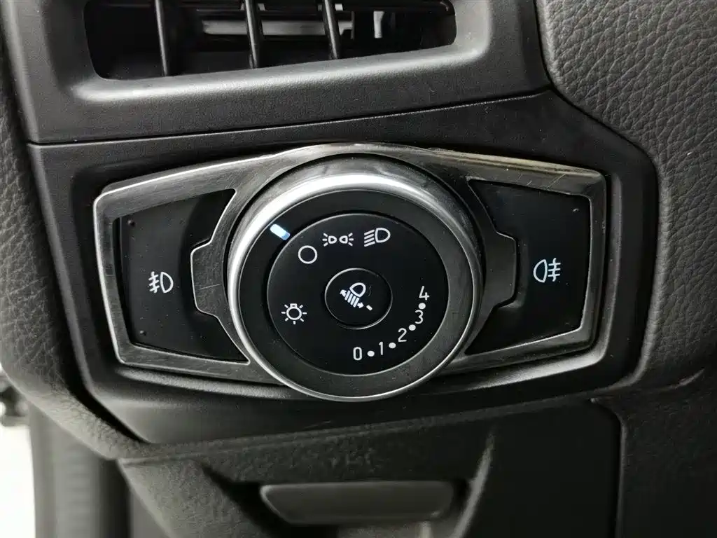 Ford Focus 2015 — фото 21
