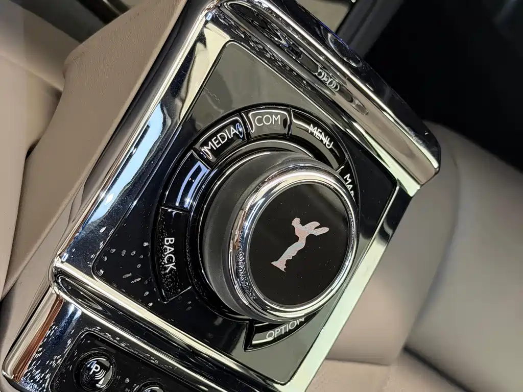 Rolls-Royce Phantom 2019 — фото 17