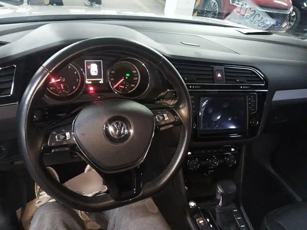 Volkswagen Tiguan L 2018 — фото 12