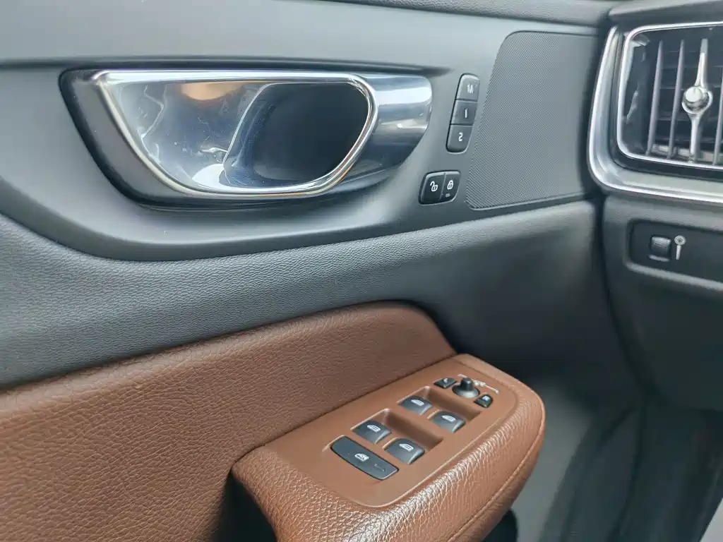 Volvo S60 2021 — фото 19