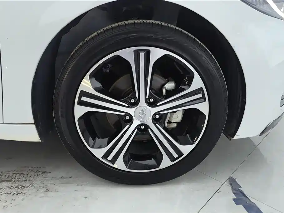 Hyundai Elantra 2018 — фото 6