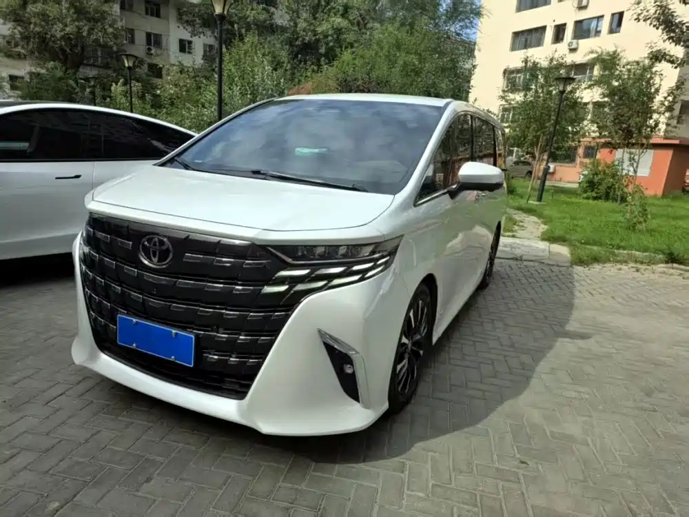 Toyota Alphard 2024 — фото 1
