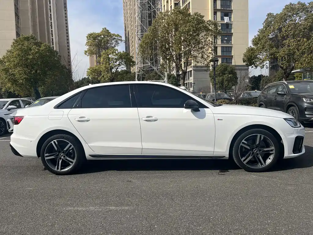 Audi A4L 2022 — фото 12