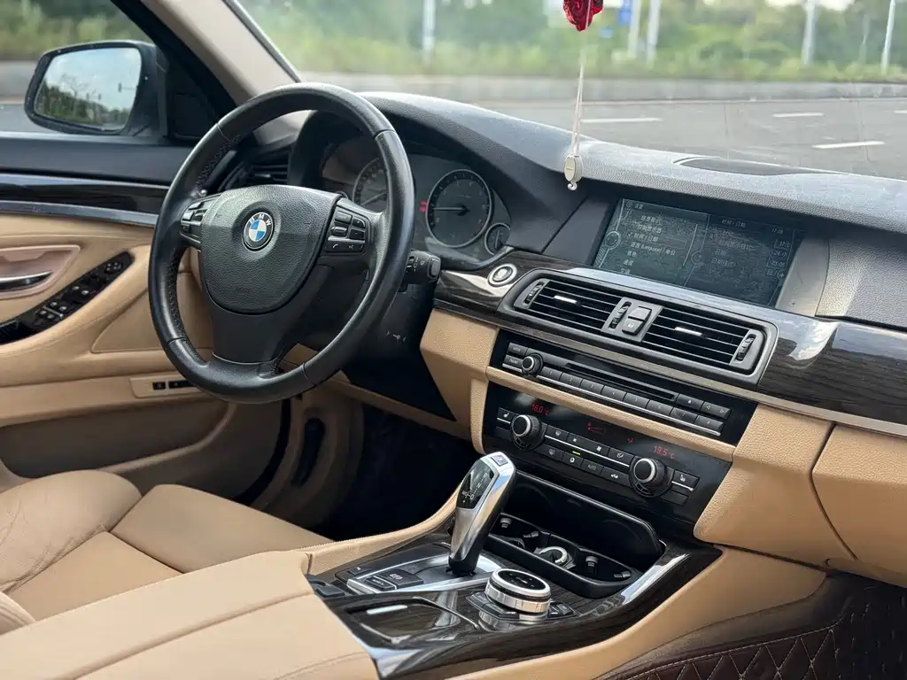 BMW 5 Series 2011 — фото 18